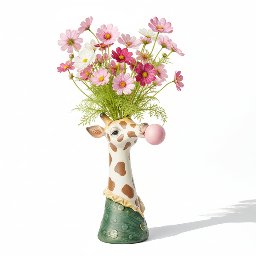 Photo circus vase girafe sur fonds blanc avec des cosmos