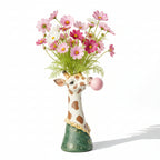 Photo circus vase girafe sur fonds blanc avec des cosmos