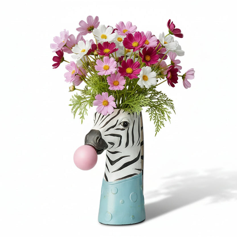 photo du vase zèbre sur fonds blanc avec des cosmos roses