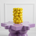 Photo du grand vase en ceramique avec plein de citrons. Le vase est posée sur une table lila laquée.
