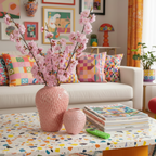 Photo de presentation du lot de vases fraise rose dans un salon pop. Les vases sont posés sur une table en terrazo devant un canapé blanc.