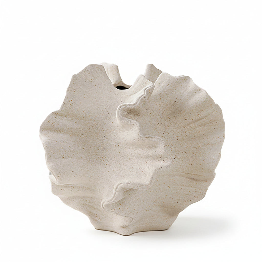 Photo sur fonds blanc du vase en ceramique hortensia.