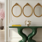 Photo du vase en cerarmique hortensia dans une salon hausmanien épuré et avec une table verte.