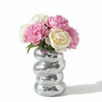 Photo du vase disco avec des pivoines sur un fond blanc avec une légère ombre