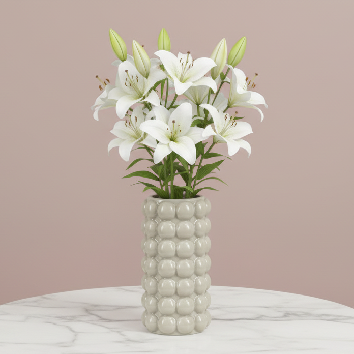 Photo du vase Lys en ceramique mis en scene sur une table en marbre. Il y a un fond beige derrière.